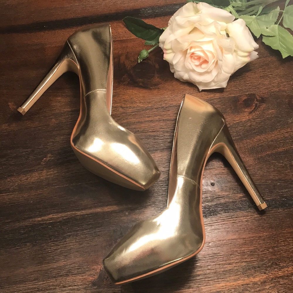 ✨NWOT✨ GOLD PLATFORM STILETTOS